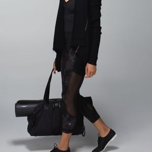 Lululemon Seek The Heat Crop Inky Floral Soot Black / Black